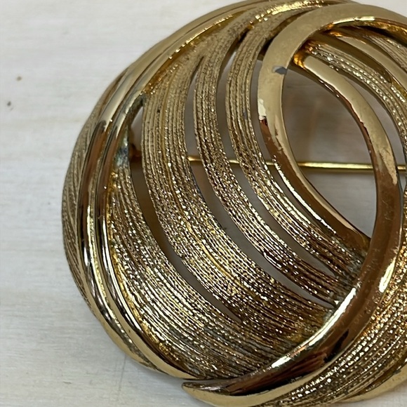 Monet gold tone large brooch - Picture 2 of 5